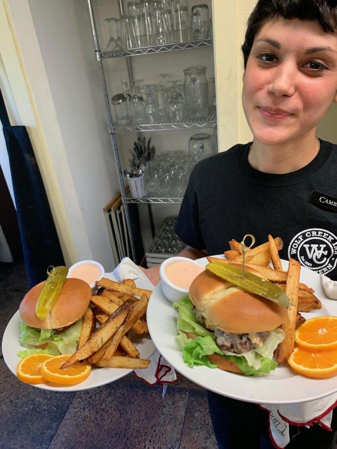 Wolf Creek Inn & Tavern 외부 사진